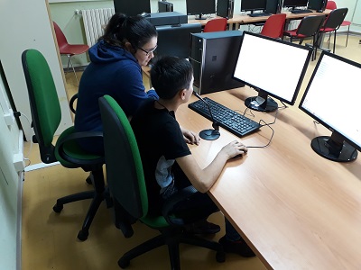 Due alunni durante la registrazione di un tutorial
