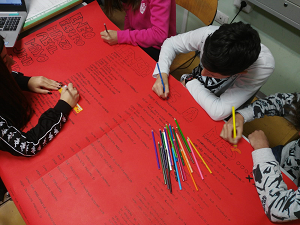 Alunni al lavoro creano cartelloni