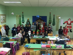 foto di gruppo di bambini ed insegnanti