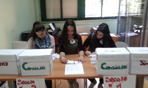 un momento delle votazioni in uno dei seggi