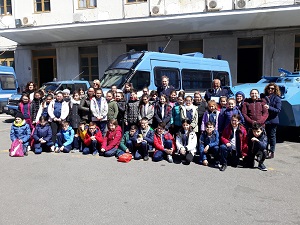 foto di gruppo durante la visita alla caserma della Polizia di Stato