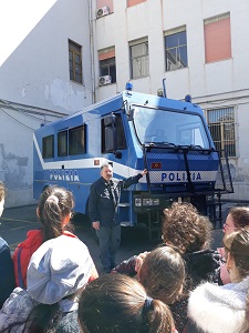 Un momento della visita con i mezzi di trasporto della Polizia