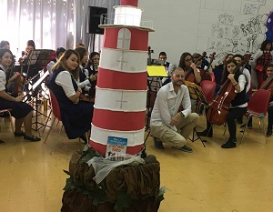 L'orchestra della Brancati e un manufatto degli alunni ispirato a "L'ultimo faro"