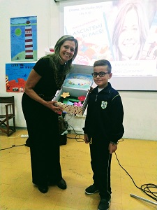 La scrittrice Paola Zannoner riceve un regalo creato dagli alunni della Primaria