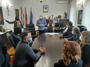 Incontro dei coordinatori del progetto con le autorità locali nella sala di rappresentanza del Comune di Sračinec.
