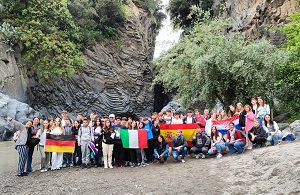 il gruppo di studenti e docenti alle gole del fiume Alcantara